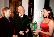 Dr. Merschmann (Ulrich von Dobschütz) macht die Astrologin Lena (Anica Dobra, li.) mit der Bankerin Monika Hansen (Sonja Kirchberger) bekannt.