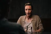 Nachdem Ben Aschmann (Hendrik Heutmann, r.) vor einigen Wochen aus dem Café des Toten entlassen wurde, eröffnete er einen Konkurrenzbetrieb. Kommissar Jonas Fischer (Lukas Piloty, l.) konfrontiert ihn mit der Anschuldigung, dass es zwischen den beiden seitdem einen andauernden Konflikt gegeben haben soll.