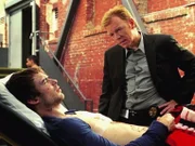 Zwei Männer werden in ihrer noblen Nachtbar 'Tropos Club' erschossen. Der dritte Mitinhaber, Ricky Murdoch (Ian Somerhalder), kam mit Schussverletzungen davon. Horatio (David Caruso, r.) ermittelt.