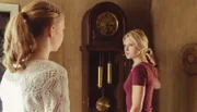 Von links: Dajana (Stephanie Amarell) erzählt Charlie (Sinje Irslinger) von der Uhr.