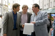 Ein Notizblock lenkt die Sven Hansen (Igor Jeftic, l.), Florian Prantl (Andreas Giebel, r.) und Tobias Hartl (Michael Grimm, m.) in eine neue Richtung.