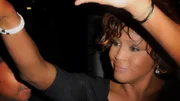 Auf mehrere Chart-Platzierungen folgt der erste Grammy. Whitney Houstons zahlreiche Nummer-Eins-Hits verschaffen ihr sogar einen Platz im Guinness-Buch der Rekorde.
