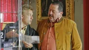 Polizist Michi Mohr (Max Müller, l.) informiert Kommissar Korbinian Hofer (Joseph Hannesschläger, r.) über den Tathergang.