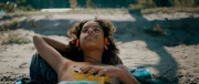 Felix (Junes Callaert) genießt den Sommer am See und hört mit seinem Walkman Musik an.
