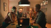 Hilma (Alba August), Ola (Björn Gustafsson), Frida (Sandra Huldt) und Olas Bruder Simon (Christopher Wagelin) suchen im Netz gemeinsam nach einem Samenspender.