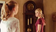 Dajana (Stephanie Amarell) erzählt Charlie (Sinje Irslinger, re.) von der Uhr.