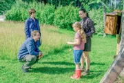Die Familie Aigner scheint einen großen Wert auf das Wohl von Tieren zu legen. Würde man jedoch so weit gehen, dafür einen Menschen umzubringen? Auf einer Wiese am Waldrand stehen sich Ermittler Ben Halberg (Daniel Gawlowski, l.) mit Johanna "Joe" Haizinger (Katharina Stemberger, 2.v.l.) und Julia Aigner (Lena Kalisch, r.) mit Miley Aigner (Iva Höpperger, 2.v.r.) gegenüber.