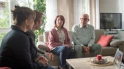 Der Vater von David Schuhmacher hat die Schauspielträume seines Sohnes für Hirngespinste gehalten. Er hat ihm den Geldhahn zugedreht, um ihn zur Vernunft zu bringen. Seiner Mutter hat David trotzdem erzählt, er werde nach Los Angeles gehen. Scheinbar war er auch sicher, dass er dafür das Geld bekommen würde. Aber woher? (v.l.n.r.: Claudia Schmutzler, Dominic Boeer, Christine Schmidt-Schaller, Hans Klima )