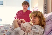 Lena (Anna Schimrigk) hat endlich ihr Baby. Die Hebamme (Thekla Viloo Fliesberg) sagt, mit dem Baby sei alles in Ordnung.