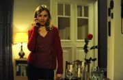 Caro (Teresa Rizos) ist enttäuscht, als Ludwig anruft und ihr sagt, er kommt erst spät am Abend nach Lansing zurück.