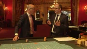 Wissenschaftsmoderator Karsten Schwanke und Prof. Dr. Christian Hesse diskutieren über die Wahrscheinlichkeitsrechnung beim Roulette.