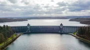 Die Möhnetalsperre in Deutschland war eines der Hauptziele des Dambusters Raid im Mai 1943.