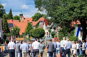 Ganz traditionell führte die Fronleichnamsprozession von der Kirche aus durchs Dorf, stoppte für Andachten an vier besonders geschmückten Dorfkreuzen.
