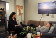 ARD ROTE ROSEN FOLGE 1504, am Montag um 14:10 Uhr im ERSTEN. Vera (Sandra Speichert, l.) wird nachdenklich, als Sönke (Bo Hansen, r.) die Geschichte über Jans Geliebte bestätigt.