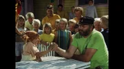 Vor allen Kindern und den Matrosen besiegt Pippi Langstrumpf (Inger Nilsson) ihren auch nicht gerade schwachen Vater (Beppe Wolgers) beim Armdrücken.