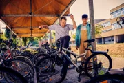 Ein beherzter Tritt gegen dessen Fahrrad ist der Startschuss für die Rache von Julian (Ben Münchow, l.) und Ernst (Diyar Ilhan, r.) an Mobbingtäter Jannik.