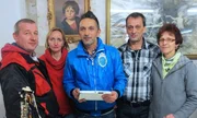 Von links: Jürgen, Daniela, Trödelexperte Mauro Corradino, Wolfgang und Brigitte.