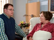 MDR Fernsehen IN ALLER FREUNDSCHAFT FOLGE 376, "Anfang oder Ende?", am Montag (23.12.13) um 01:35 Uhr. Hans Peter Brenner (Michael Trischan) kümmert sich rührend um seine Mutter Luise (Monika Lennartz) und das ist auch der Grund für seine Arbeitslosigkeit. Immer wenn es ihr schlecht ging, hat er seinen Job geschmissen, um seine Mutter zu pflegen. Doch Luise Brenner hat gehört, dass in der Klinik eine Stelle als Krankenpfleger frei ist.
