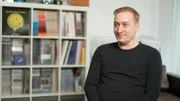 Paul van Dyk wuchs in Ost-Berlin auf und verließ mit seiner Mutter kurz vor dem Mauerfall die DDR. Wenig später startete er als DJ in den neu entstehenden Berliner Technoklubs eine Weltkarriere.