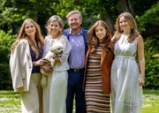 Das sogenannte A-Team der Niederlande:  Amalia (l.), Alexia (2.v.r.) und Ariane (r.), die Töchter von König Willem-Alexander (M.) und Königin Máxima (2.v.l.). Was bedeutet es, dass nur eine von ihnen einmal den Thron besteigen wird?