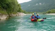 Campingplatzzertifizierer Martin Rolletschek (l.) und Kayaklehrer Andraž Krpi? (r.) sind auf der So?a unterwegs