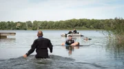 Schließlich findet die Polizei Max‘ Sachen und sein Fahrrad am See. Die schlimmste Befürchtung wird traurige Gewissheit: Bei der Suche im See finden die Taucher die Leiche des Jungen. Was ist mit Max (Ole Heinzelmann) passiert?