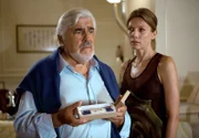 Konrad Hansen (Mario Adorf) und seine Frau Valerie (Ursula Karven) erhalten eine schlechte Nachricht.