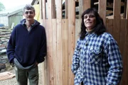 Schock für Petra und Ralf. Die Stadt hat einen sofortigen Baustopp veranlasst. Der Grund: Die Halle über dem Schwimmteich könnte instabil sein. Das heißt: Der Bereich muss komplett abgesperrt werden.