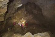 Hinab in die Unterwelt der schwäbischen Alb. In den unterirdischen Wasserläufen der Vetterhöhle folgt Jasmina Neudecker dem Weg des Wassers. Kein leichtes Unterfangen: Die Gänge sind eng, die Abstiege gefährlich und das Wasser unberechenbar.