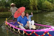 Maria (Marie Gruber) hofft, dass Paul (Heinz Hoenig) beim Landausflug ein wenig zur Ruhe kommt.