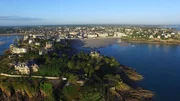 Dinard, in der Zeit der Belle Époque von der feinen Pariser Gesellschaft und britischen Aristokraten entdeckt, war das erste Seebad Frankreichs.