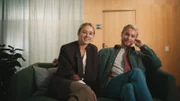 Im Wartebereich der Kinderwunschklinik amüsieren sich Hilma (Alba August) und Ola (Björn Gustafsson) über ein wartendes Kind.