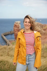 Der Weg des Wassers mündet im Meer. Auf Helgoland hat die Kraft des Wassers eine ganze Insel verschlungen. Gleichzeitig hat es einen einzigartigen Lebensraum für Tiere und Pflanzen geschaffen. Jasmina Neudecker entdeckt die Geschichte, die das Wasser dort geschrieben hat, und findet heraus, wie die Nordseeinsel beim Kampf gegen den Klimawandel helfen kann.