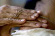 Die Manghihilot Angelita benutzt bei ihrer Therapie nur Kokosöl.