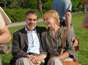 Georg (Gunter Schoß) und Charlotte Baumgart (Ursela Monn) haben ihrem Enkel Jonas die Patenschaft für einen Skunk übertragen.