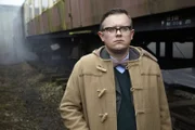 Dr. Max DeBryn (James Bradshaw) hat am Tatort die Leiche von Hausfrau Evelyn Balfour untersucht.