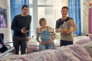 Bei Flo (Anton Weil, l.), Juli (Johanna Wieking, M.) und Raúl (Nico Stank, r.) werden heute die Zwillinge per Kaiserschnitt geholt.