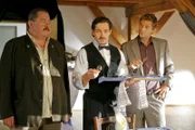 Die Kommissare Hofer (Joseph Hannesschläger, l.) und Hansen (Igor Jeftic, r.) spüren, dass Kellner Matthias Trantow (Markus Brandl, M.) nicht die Wahrheit sagt.