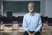 Prof. Dr. Michael Tomasello (Anthropologe und Verhaltensforscher).  Gutmenschen vs. Egoisten? Arm gegen Reich? Macht gegen Moral? Forschungsergebnisse  zeichnen ein anderes Menschenbild: Der Mensch als soziales Wesen, das Werten wie Großzügigkeit und Gerechtigkeit den Vorzug vor schierem Eigennutz gibt. Wir nehmen den Zuschauer mit auf sein ganz persönliches Abenteuer, an dessen Ende er sich selber fragt, wie viel Altruismus wohl in ihm steckt.