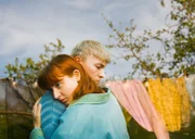 Adam (Julius Nitschkoff) und Gwen (Sina Genschel) umarmen sich bedrückend.