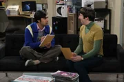 Raj (Kunal Nayyar, l.) bereitet sich auf eine Nacht in seinem Labor vor. Von dort aus steuert er ein hawaiianisches Teleskop, mit dem er Exo-Planeten beobachten will. Howard (Simon Helberg, r.) leistet ihm Gesellschaft dabei ...