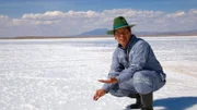 Amado Bautista gewinnt Speisesalz im „Salar de Uyuni“ – der größten Salzpfanne der Erde.