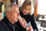 Im PK 21 geht der Anruf einer verstörten Frau ein, die behautet, dass ihr Kind entführt wurde. Wolle (Harald Maack, l.) und Melanie (Sanna Englund, r.) versuchen herauszubekommen, wo sich die Frau befindet.