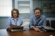Serena (Laura Mazzi, l.) und Gianluca (Emmanuele Aita, r.) von der italienischen Polizei befragen Chloe und wollen alle Details der Entführung wissen.
