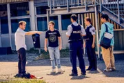 Ernst (Diyar Ilhan, r.) hat vor Eifersucht die Polizei auf Julian (Ben Münchow, l.) gehetzt mit der Behauptung, Julian habe Janniks (Leon Siedel, 2.v.l.) Fahrrad alleine beschädigt. Jannik, der Julian, bis eben noch für seinen Vater hielt, ist nun vollkommen verwirrt.