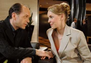 Klaus Mertens trifft seine Geliebte Alexa Hendriks im Hotel und teilt ihr mit, dass ihn seine Frau aus dem Haus geworfen hat.