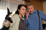 ARD HEITER BIS TÖDLICH - ALLES KLARA II. Staffel (16 neue Folgen), Folge 32 "Der letzte Stempel". Helga Jarmurske (Karin Oehme) will mithören, als ihr Mann Jürgen Jarmurske (Günter Junghans) einen Anruf von Hauptkommissar Kleinert bekommt.