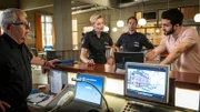 Melanie (Sanna Englund, 2.v.l.), Mattes (Matthias Schloo, 2.v.r.) und Wolle (Harald Maack, l.) hoffen, dass Murath (Eidin Jalali, r.) auf dem Laptop seiner Freundin eine App zur Telefonortung findet.