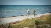 Hauptkommissar Reuter (Udo Kroschwald, r.) macht sich mit dem Vogelwart (Michael Bideller, l.) von Langenwerder auf den Weg ins Naturschutzgebiet. Dr. Karin Kuske, die Ornithologin, war Patientin von Dr. Bode und ist seit vier Wochen nicht mehr in seiner Praxis erschienen. Ist sie auf der Insel? Oder wirklich die gesuchte Frau, die Dr. Bode umgebracht hat?