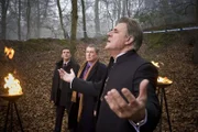 DS Ben Jones (Jason Hughes, l.), DCI Tom Barnaby (John Nettles, M.) und Cyrus LeVanu (Jeroen Krabbé, r.).